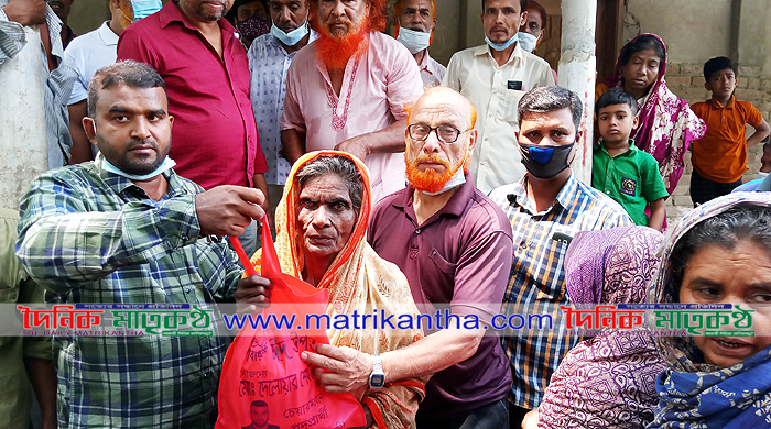 রাজবাড়ী সদরের দাদশীর মাধব লক্ষীকোলে শ্রমজীবি মানুষের মধ্যে ঈদ উপহার বিতরণ